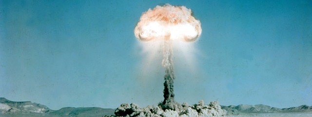 Ein Atompilz steigt nach der Explosion einer Atombombe über dem Testgelände in der Wüste von Nevada auf.